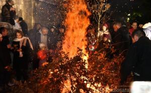 Ispred Stare pravoslavne crkve u Sarajevu vjernici zapalili badnjak