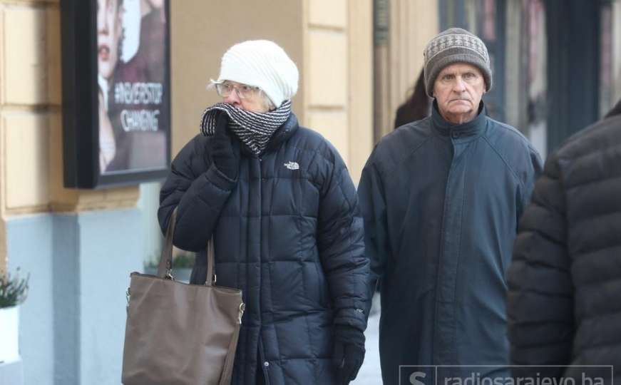 Ledeno jutro na ulicama Sarajeva: Šalovi, kape, rukavice standardna su oprema