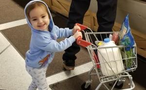Niko joj nije mogao odoljeti: Djevojčica u kupovini osvojila potpunog stranca