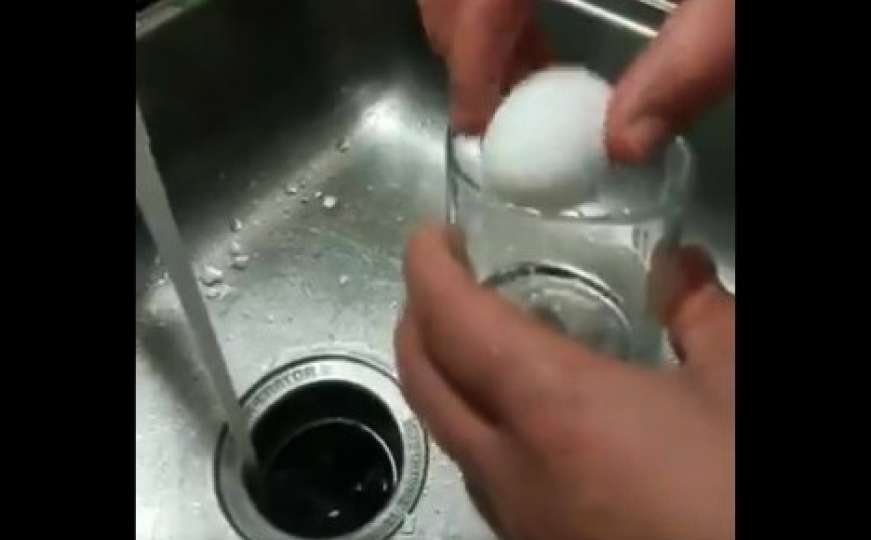 Trik koji je oduševio milione: Kako savršeno oguliti kuhano jaje pomoću čaše