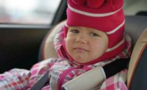Stručnjaci potvrdili zašto djeca ne smiju biti u zimskoj jakni u autosjedalici