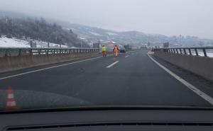 Saobraćajna nesreća na autoputu Sarajevo-Podlugovi: Zatvorena preticajna traka