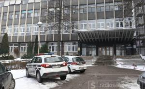 Policija primila dojavu o bombi na sarajevskom fakultetu, zgrada ispražnjena! 