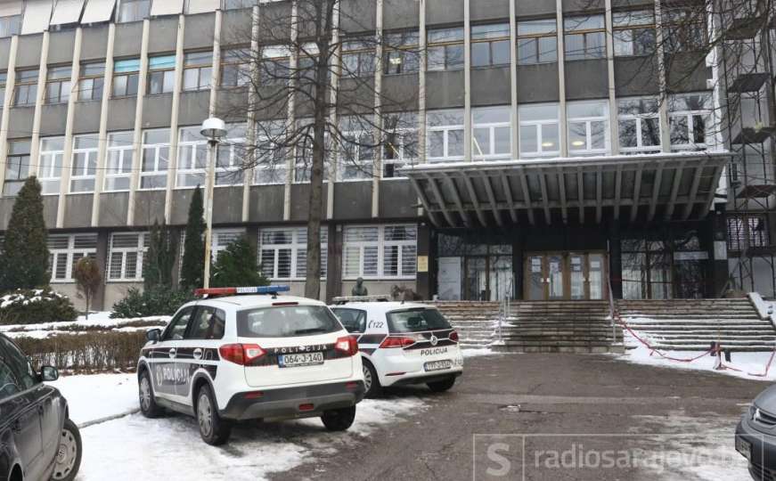 Policija primila dojavu o bombi na sarajevskom fakultetu, zgrada ispražnjena! 