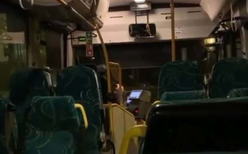 Apsolutni hit: Vozač mislio da je sam u autobusu, putnik ga snimio