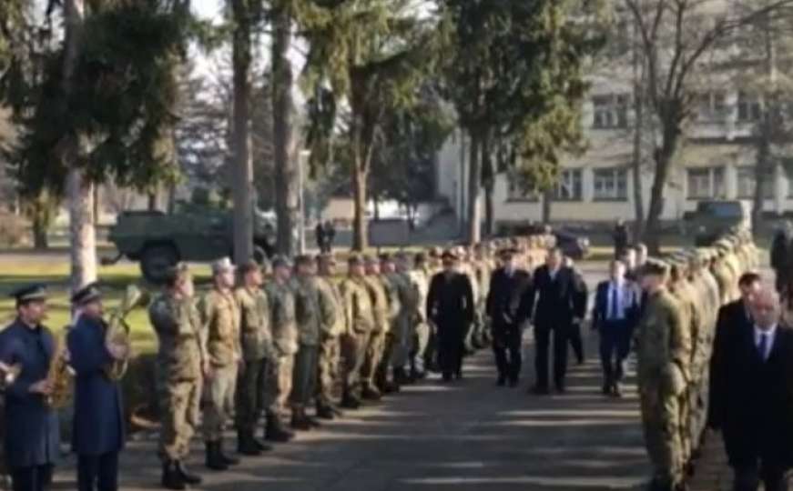Prijem u kasarni Oružanih snaga BiH: Dodik dočekan uz “Marš na Drinu” 