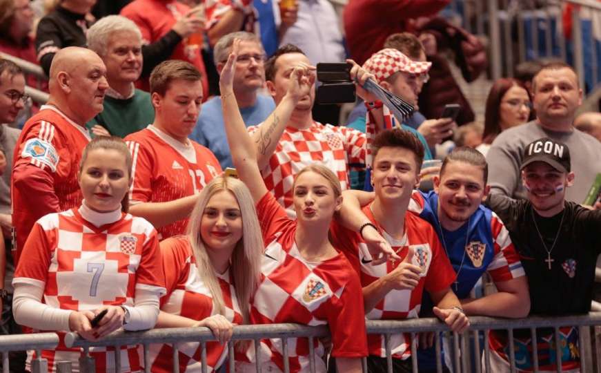 Prelijepa navijačica Hrvatske ukrala svu pažnju na tribinama u Grazu 