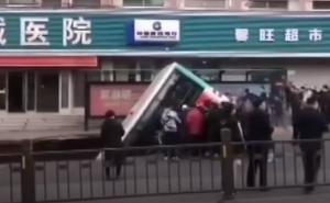 Kina: Ogromna rupa progutala autobus, poginulo najmanje šest osoba