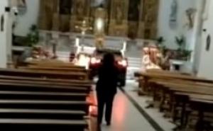 Bizarno: Jeepom provalio u crkvu i dovezao se do oltara, a evo i zašto