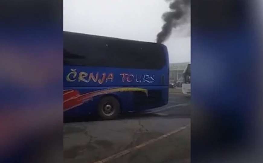 Zapalio se autobus: Putnici bježali i spašavali torbe