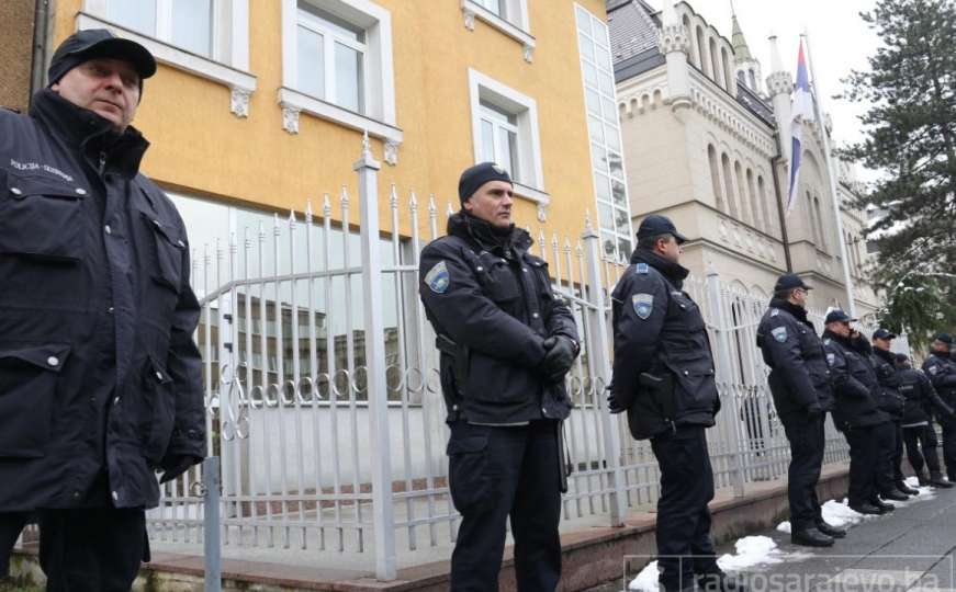 Napad na osiguranje srbijanske ambasade u Sarajevu: Jedna osoba uhapšena