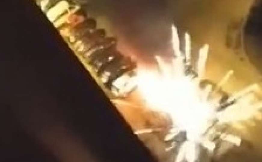 Neko palio kontejnere, u jedan ubačen i vatromet, ima i snimak