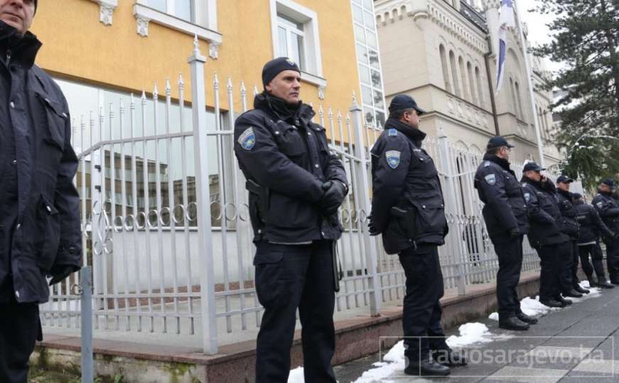 MUP objavio detalje o napadu na policajce ispred Ambasade Srbije u Sarajevu 