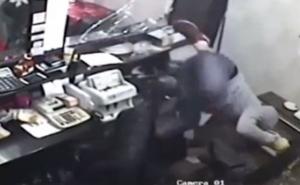 Naoružan upao u mjenjačnicu, čekićem razbio izlog: Ali ovo nije očekivao