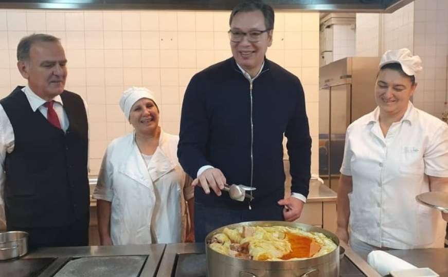 "Otišao si, prije ponedjeljka sarmu probao nisi": Vučić pomagao kuharima