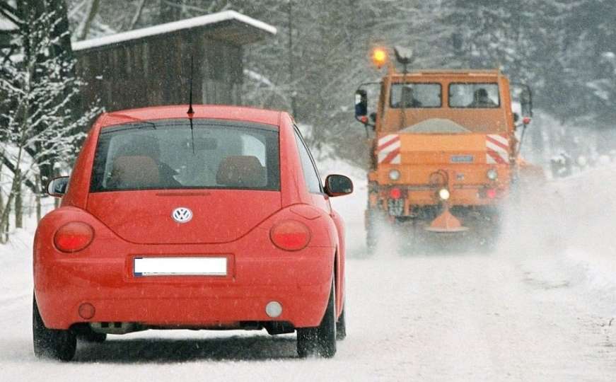 Vozači, budite oprezni, ugažen snijeg na cestama