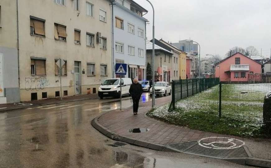 Tragedija u BiH: U centru grada za volanom terenca pronađen mrtav muškarac 
