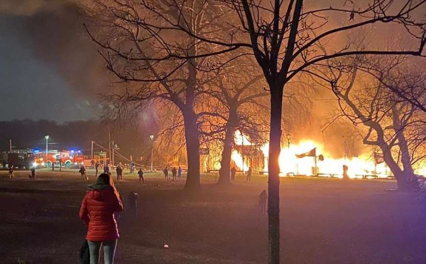 Odjeknula eksplozija: Gori splav na Savskom keju, vatra se širi