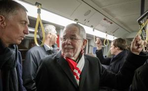 Austrijski predsjednik na rukometnu utakmicu ide vozilom javnog prijevoza