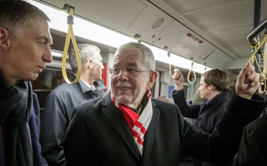 Austrijski predsjednik na rukometnu utakmicu ide vozilom javnog prijevoza