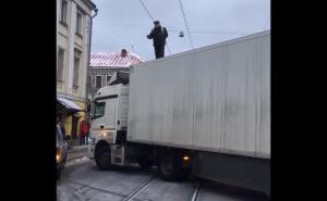 Haos u centru grada: Šleperom blokirao prometnu ulicu jer mu je kasnila plaća