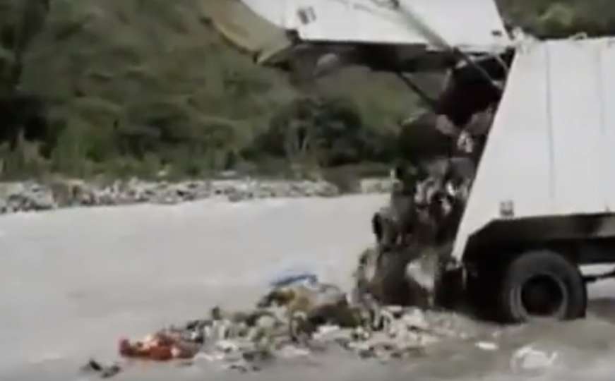 Nevjerovatno: Komunalni kamion parkirao u rijeku i istovario smeće