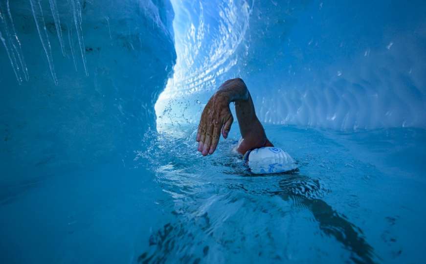 Plivao je ispod leda na Antarktiku kada je čuo pucanje