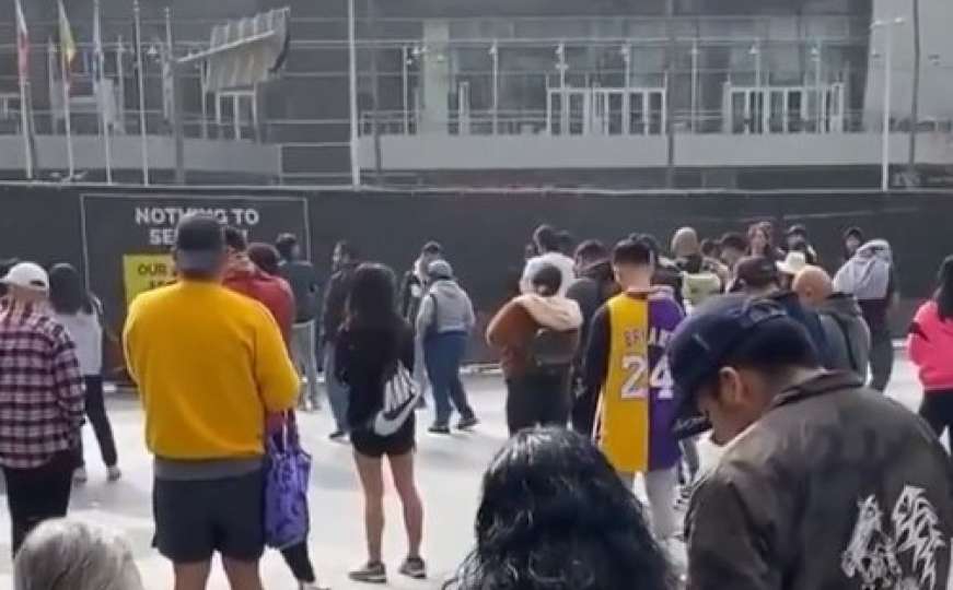 Navijači ispred Staples centra u šoku nakon vijesti o smrti Kobea