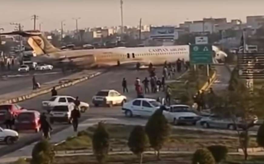 Iranski avion skliznuo s piste i sletio na ulicu