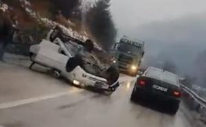 Nesreća u blizini Sarajeva: Automobil se  prevrnuo i završio na krovu 