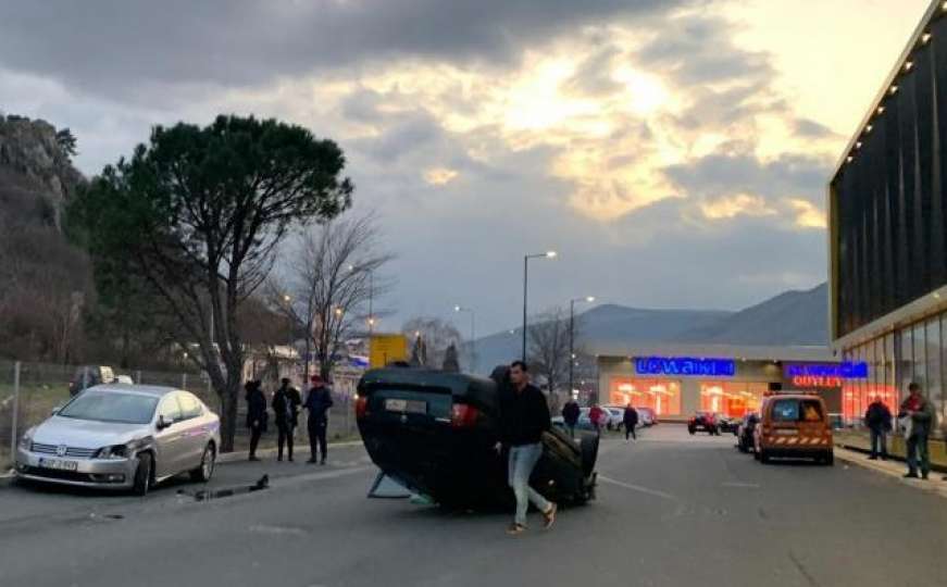 Pojavio se snimak saobraćajne nezgode u Mostaru: Passat završio na krovu