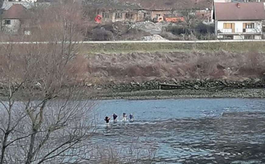 Drama na Drini: Četvorica migranata krenula preko rijeke, u BiH stigao samo jedan