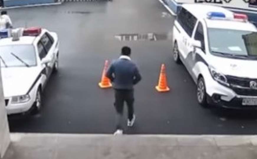 VIDEO iz Kine: Policajci pojurili za muškarcem zbog paketa koji im je ostavio