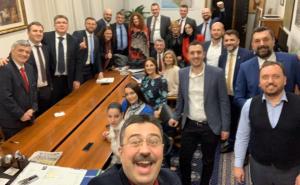 Četvorka stoički priznala poraz: Nasmijani pozirali Damiru Nikšiću koji ne da pečat