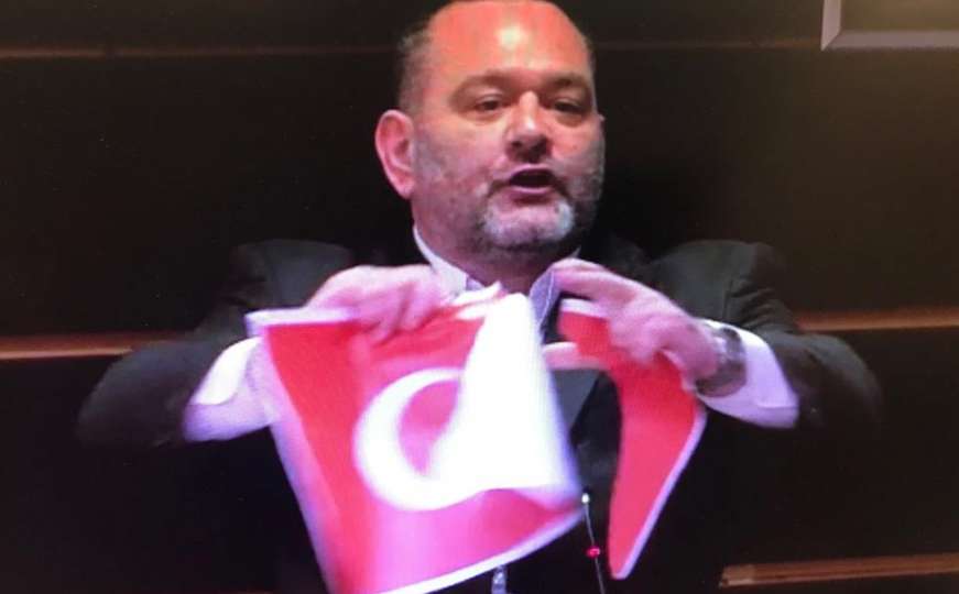 Grčki zastupnik u Europskom parlamentu poderao tursku zastavu
