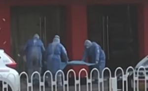 Uznemirujuće: Muškarac u Wuhanu se samo srušio i umro na ulici