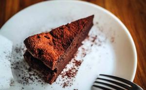 Čokoladna torta od samo ŠEST sastojaka - po receptu Jamiea Olivera