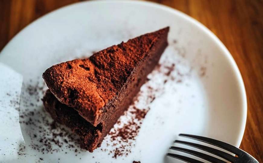 Čokoladna torta od samo ŠEST sastojaka - po receptu Jamiea Olivera