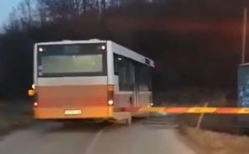 Bahatost vozača autobusa: Uprkos signalizaciji, prešao preko pružnog prelaza