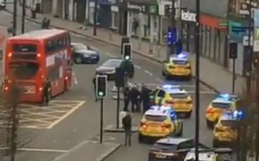 Drama u Londonu: Nožem ranio tri osobe, napadač ubijen
