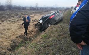Nesreća kod Lukavca: Vozačica povrijeđena, saobraćaj obustavljen 