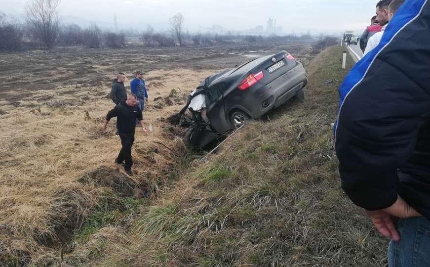 Nesreća kod Lukavca: Vozačica povrijeđena, saobraćaj obustavljen 