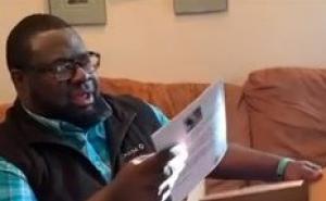 Poklonila mu knjigu koju je napisao kao dijete, pogledajte njegovu reakciju