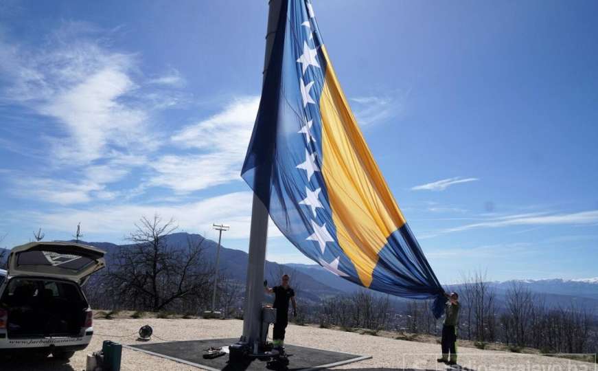 Trokut i zvijezde umjesto ljiljana: Dan kad je BiH dobila novu zastavu