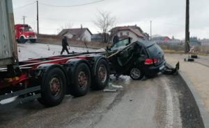 Stravična nesreća na bh. cestama: U potpunosti smrskan Golf autoškole 