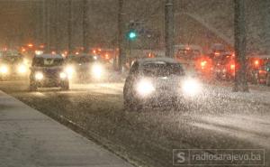 Sniježna mećava zabijelila Sarajevo i uzrokovala saobraćajni kolaps