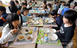Japanski učenici pomažu u pripremanju i serviranju obroka u školi