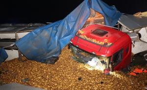 Bizarna nesreća na autoputu: Vozač šlepera zatrpan krompirom