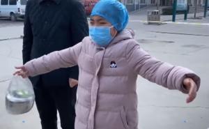 Video koji slama srca: Medicinskoj sestri nije dozvoljeno da zagrli svoju kćerku