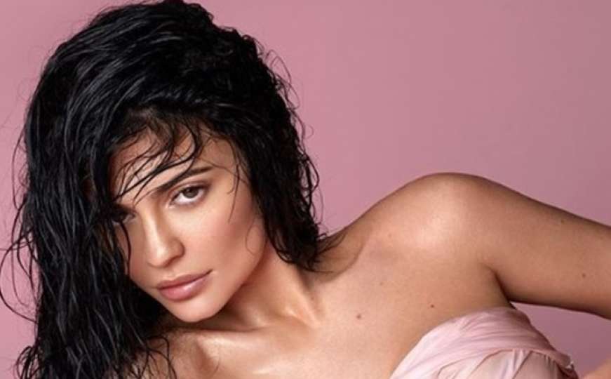 Obline pod mokrom tkaninom: Kylie se prisjetila svojih fotki za Playboy